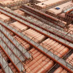 Budowa stropu teriva: widok na elementy nośne i pustaki ceramiczne. Sprawdź aktualną strop teriva cena.
