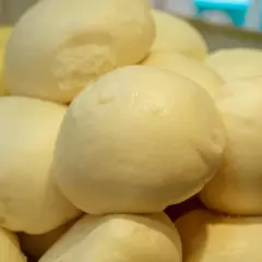 Puszyste pampuchy, gotowe do podania. Idealne do tego prostego przepisu na pampuchy.