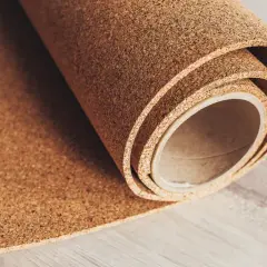Rotoli di sughero per insonorizzare, materiale naturale e versatile per isolare acusticamente.