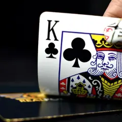 Król kier i karta z napisem "REAL" - tak zaczyna się gra w wojnę.