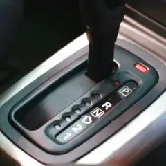 Levier de vitesse d'une voiture automatique. Pour savoir comment démarrer une voiture automatique, il faut placer le levier en P (Parking) ou N (Neutre).