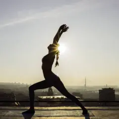 Vinyasa Flow joga: Co to jest? Korzyści i praktyczne wskazówki