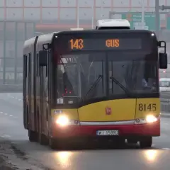 Autobus 143 Wrocław jedzie w mglisty dzień.