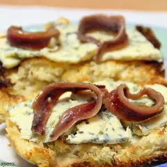 Tostada con queso azul y anchoas. Una combinación deliciosa que responde a la pregunta: ¿qué queso combina con anchoas?
