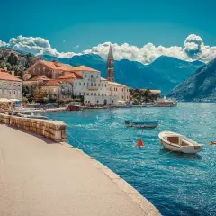 Perast, Czarnogóra, gdzie jechać na wakacje. Urokliwe miasteczko nad Zatoką Kotorską z kamiennymi domami i błękitną wodą.