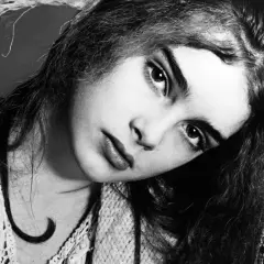 Brooke Shields w zmysłowej sesji, która wywołała burzę. Jej spojrzenie z okładki Playboya wciąż intryguje.
