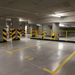 Podziemny parking z miejscami oznaczonymi numerami 48 i 49. Zastanawiasz się, ile kosztuje miejsce parkingowe w Warszawie?