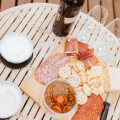 Un plateau de charcuterie, fromages et trempettes, prêt à être dégusté avec un bon vin. Quel vin avec charcuterie ? C'est la question parfaite pour ce moment convivial.