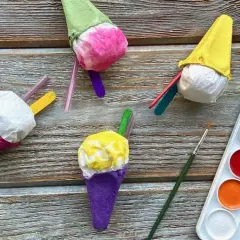Bunte Eiscreme-Bastelarbeiten für den Sommer, mit Wasserfarben und Pinsel.