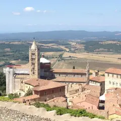 Panoramica di Massa Marittima: la cattedrale romanica con la sua torre svetta tra i tetti rossi, un invito a scoprire cosa vedere in questo borgo toscano.