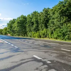 Asfalt czy beton: Która nawierzchnia jest lepszym wyborem?