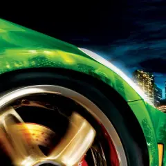 Grüner Sportwagen rast durch die Nacht, Lichter der Stadt spiegeln sich im Lack. Ein Gefühl von NFS Underground 2.