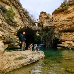 Hombre con dos perros en el Salto del Usero, un lugar idílico para fotos.