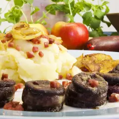 Co dodać do kaszanki, aby zaskoczyć smakiem i aromatem?