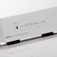 Biały przetwornik cyfrowo-analogowy MX-DAC z funkcją upsamplingu DSD. Pokazuje obsługiwane formaty DSD i częstotliwości próbkowania.