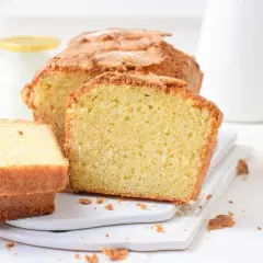 Bizcocho de limón esponjoso, perfecto para tu próxima receta. Con un limón fresco y una jarra de leche al fondo.