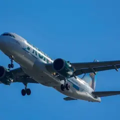 Samolot pasażerski Frontier Airlines z wizerunkiem łosia na ogonie, z wysuniętym podwoziem, przygotowuje się do lądowania. To nie jest ostatnia katastrofa samolotu pasażerskiego.
