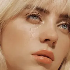 Billie Eilish, z niebieskimi oczami i blond włosami, w kadrze z jej piosenki "Therefore I Am".