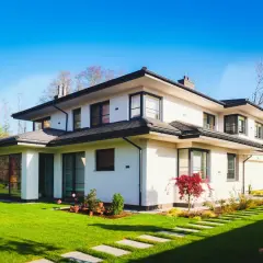 Nowoczesny dom 220m2 z ogrodem. Szacowany koszt budowy domu 220m2 może być wysoki, ale efekt wart jest zachodu.