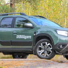 Grön Dacia Duster med extraljus och texten "ViBilägare" på sidan. Kanske ett problem med att hitta parkering?