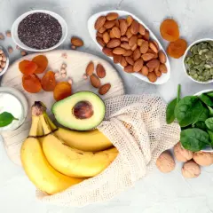 Bananen, Avocado, Spinat, Mandeln, Kürbiskerne, Chiasamen, getrocknete Aprikosen, Kichererbsen und Joghurt. Diese Lebensmittel helfen gegen einen **Manganmangel**.