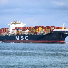 La nave portacontainer MSC Maureen solca le acque, un esempio della movimentazione globale che definisce la posizione navi mediterraneo.