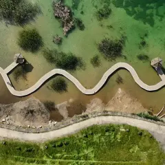 Malownicze polskie Malediwy z falującą kładką. Sprawdź cennik i odkryj to miejsce!