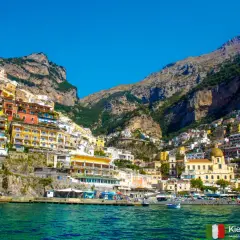 Positano, jedno z najpiękniejszych miejsc we Włoszech, z kolorowymi domami wciśniętymi w zbocze góry nad turkusowym morzem.