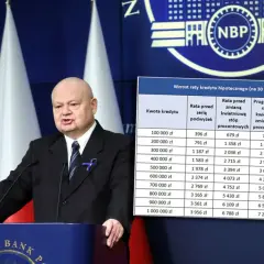 RPP posiedzenie. Prezes NBP Adam Glapiński prezentuje dane o wzroście rat kredytów hipotecznych.