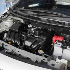 Moteur d'une voiture argentée. Pour savoir où trouver le code moteur sur carte grise, il faut consulter le document officiel du véhicule.