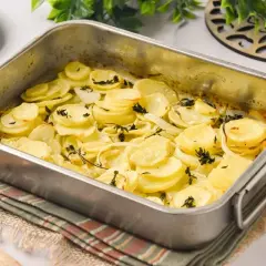 Patatas panaderas al horno recién hechas, doradas y tiernas, con hierbas aromáticas.