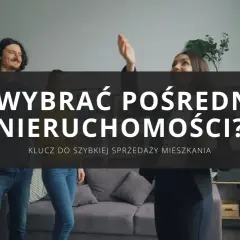 Trzy osoby dyskutują, jak wybrać dobrego pośrednika sprzedaży nieruchomości. Klucz do szybkiej sprzedaży mieszkania.