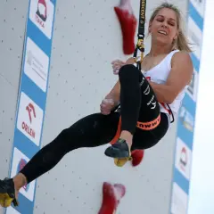 Zawodniczka wspina się po ścianie podczas zawodów o puchar świata we wspinaczce sportowej.