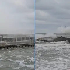 Sztorm na Bałtyku szaleje. Potężne fale rozbijają się o molo i budynek przy plaży.