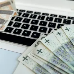 Pieniądze na klawiaturze laptopa. Zastanawiasz się, ulga na internet co ile lat?