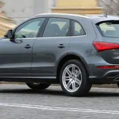 Szary Audi Q5 8R w ruchu miejskim, z widocznym tyłem i bokiem pojazdu.