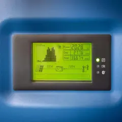 Wyświetlacz falownika pokazuje moc 2028W, dzienną produkcję 27.76 kWh i całkowitą 36.674 MWh. Widać wykres produkcji i symbole paneli słonecznych.