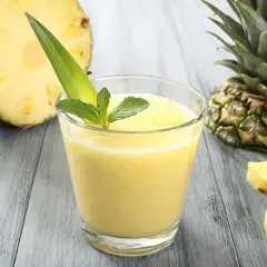 Koktajl z ananasa i banana, który wspiera odchudzanie i sen