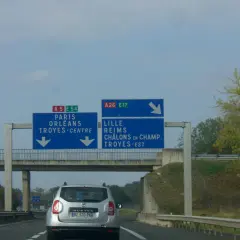 Panneau de signalisation sur l'autoroute A26 indiquant Paris, Orléans, Troyes-Centre et Lille, Reims, Châlons-en-Champagne, Troyes-Est.