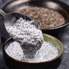 Łyżka z puddingiem z nasion chia, idealna porcja na zdrowy początek dnia. Ile nasion chia dziennie? To zależy od Ciebie!
