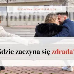 Para siedząca blisko siebie, trzymająca się za ręce, podczas gdy trzecia osoba siedzi odwrócona. Czy to początek zdrady, czy test wierności w związku?
