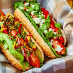 Najlepsze przepisy na hot dogi z grilla, które zachwycą gości