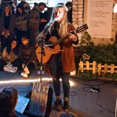Alice Phoebe Lou spielt in Berlin vor begeistertem Publikum. Eine Lichterkette umrahmt die Bühne.