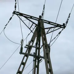 Betonowy słup energetyczny z przewodami, może być związany z awarie prądu Tauron.