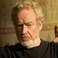 Reżyser Ridley Scott, znany z kultowych filmów, gestykuluje na tle starożytnych dekoracji.