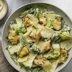 En härlig caesarsallad med krispig romansallad, krutonger och parmesan. Perfekt som en del av ett caesarsallad recept.