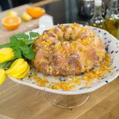 Najłatwiejsza babka drożdżowa z pomarańczą i lukrem, ozdobiona żółtymi tulipanami.