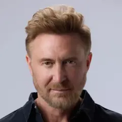 David Guetta, icona della musica elettronica, pronto a far ballare l'Italia con i suoi successi.