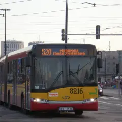 Autobus linii 520 w Warszawie, z informacją "Trasa zmieniona" na wyświetlaczu. Pojazd zbliża się do skrzyżowania.