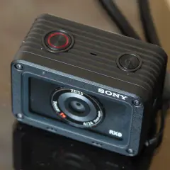 Kompaktowy aparat Sony RX0 z obiektywem Zeiss Tessar T*.